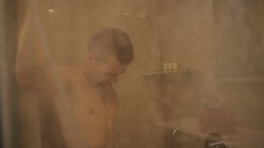 Genç adam duşta yıkar