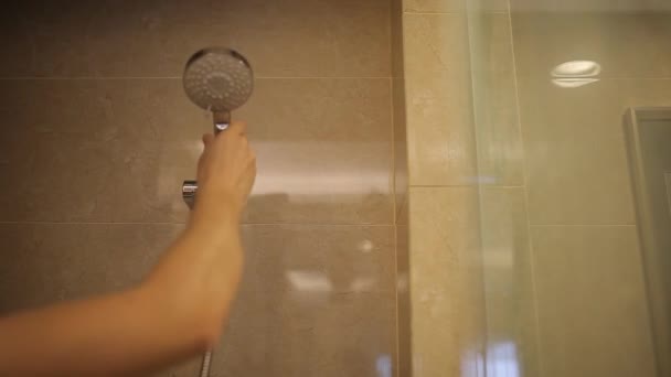 De jonge man klaar wassen onder de douche — Stockvideo