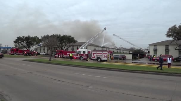 : Camiones de bomberos y servicio de rescate de incendios — Vídeo de stock