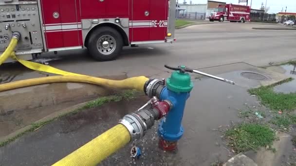Feuerwehrhydrant mit Steckschläuchen — Stockvideo