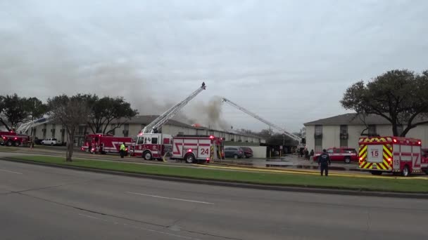 Пожарные в здании, крыша дома горит — стоковое видео