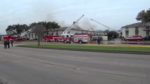 Löschfahrzeuge löschen den Brand, Wohnhaus brennt — Stockvideo