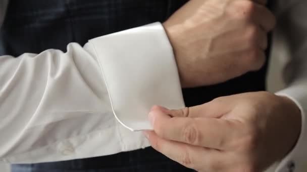 Застібає запонки на рукаві сорочки — стокове відео