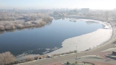 Kış nehir sabah kıyıya yakın buz ile