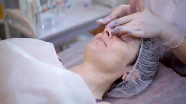 Güzellik Salonu bir kadında yüzünde yüz maskeleri kullanımı