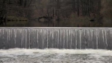 Güzel bir şelale ile nehir