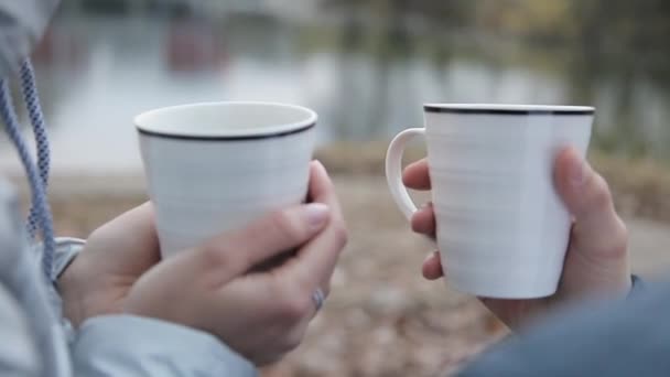 Pareja bebiendo café al aire libre — Vídeo de stock