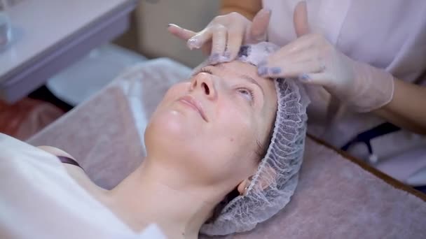 Soins du visage dans le salon — Video