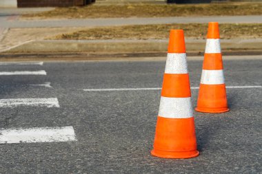 Yol işaretleri üzerinde yol konileri