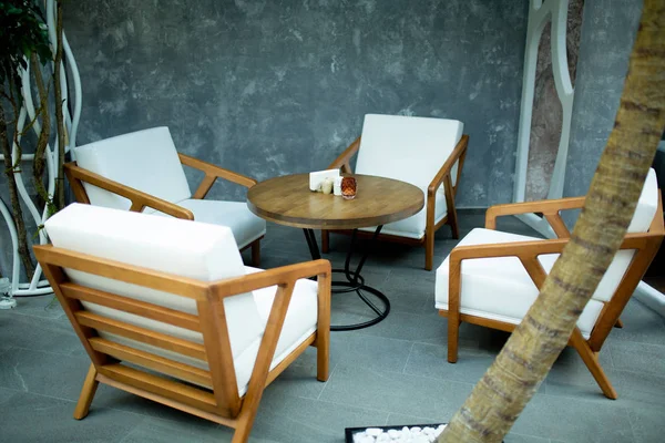 Затишне місце для зустрічі з круглим столом, білими стільцями — стокове фото