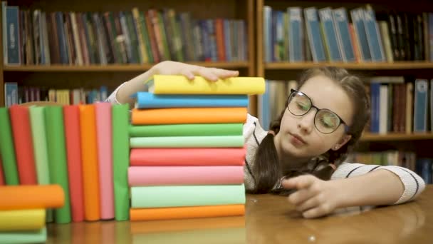 女の子が本の指を保持しています。 — ストック動画