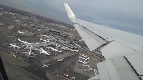 Avión despegando desde el aeropuerto, Vista a través de una ventana de avión — Vídeo de stock
