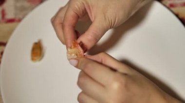 Kız karides temizler