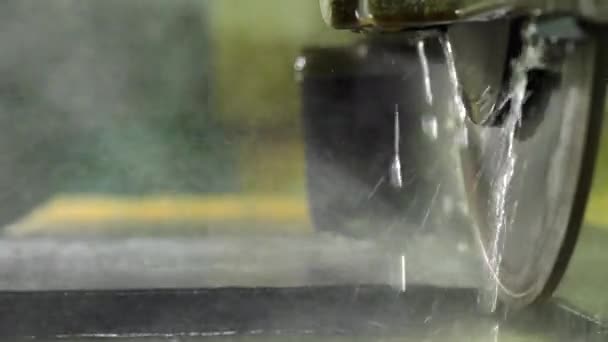 Каменная резка с бриллиантовым колесом с водой — стоковое видео