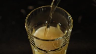 Bira bardağa dökülür.