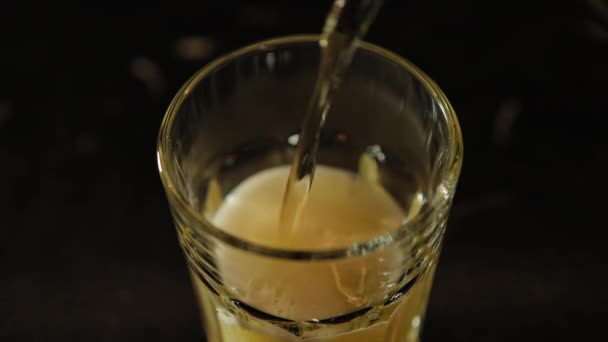 Bier wordt in een glas gegoten — Stockvideo