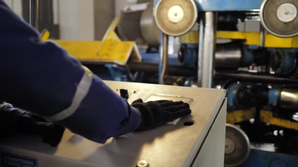 De werknemer bepaalt de industriële machine vanuit de console — Stockvideo