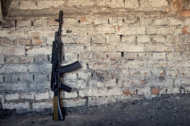 submachine silah Kalaşnikof Ak-47 duvara karşı