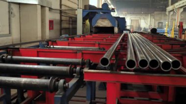 Bir üretim makine üzerinde metal borular