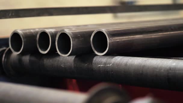 Fábrica de tubos. Tubos de metal na linha de transporte — Vídeo de Stock