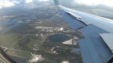 Göl üzerinden uçak pencere görünüm