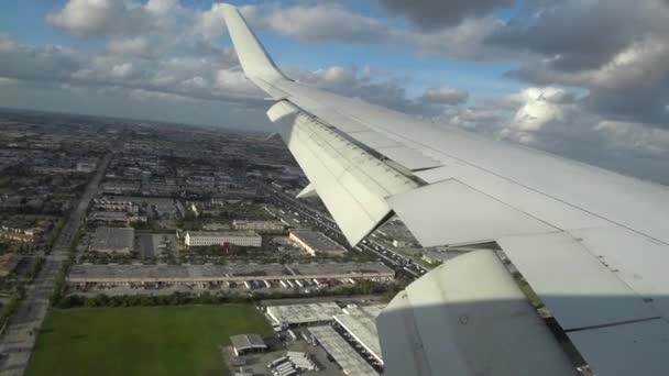 飛行機は離陸し、街を飛ぶ。航空機内のビュー ポイント. — ストック動画