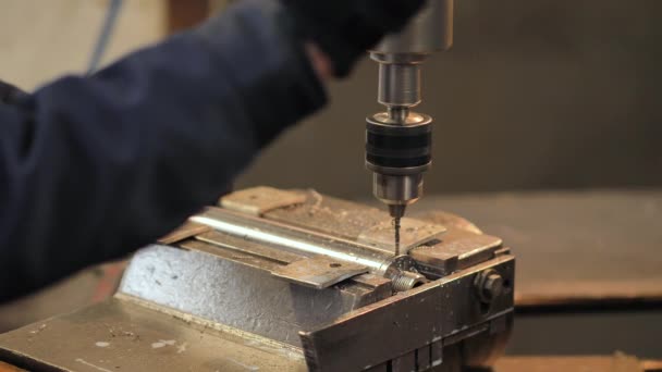 Boren van onderdelen op de machine — Stockvideo