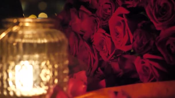 Bukiet czerwonych róż przy świecach — Wideo stockowe