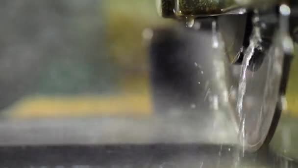 Мрамор промышленной резки охлаждается водой во время резки — стоковое видео
