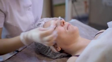 Güzel kadın güzellik salonunda mikrodermabrazyon Başlarken