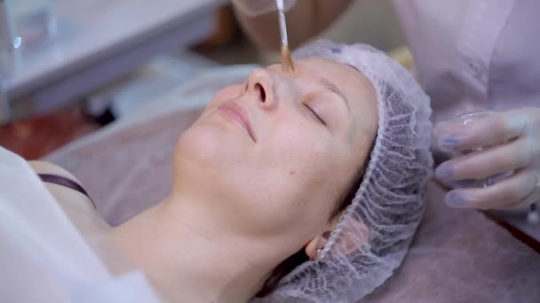 Peeling limpiador en el salón de belleza. Tratamiento cosmético de la cara . — Vídeo de stock