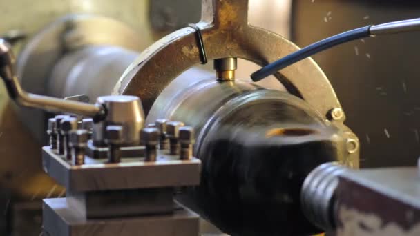 Облицювальна робота металевої заготовки на токарному верстаті з ріжучим інструментом . — стокове відео