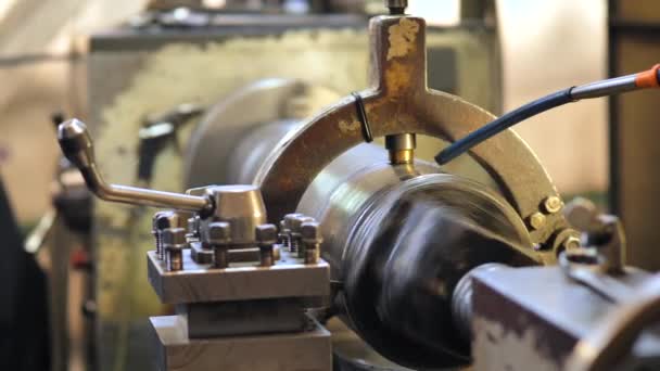 Metal blank machining process on lathe with cutting tool — Stock Video