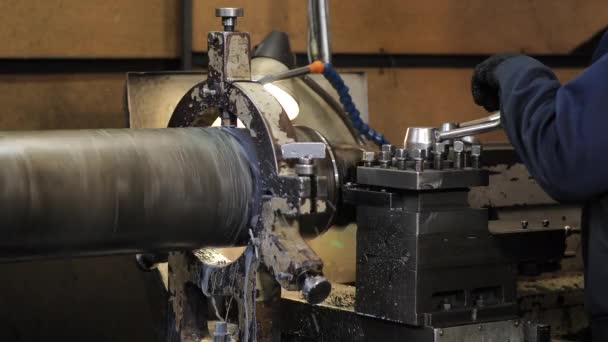 Enfrentando a operação de um metal em branco na máquina de torneamento com ferramenta de corte.Velha máquina de torno de giro na oficina de torneamento.Operador de usinagem de alta precisão parte do molde por torno cnc — Vídeo de Stock