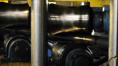 Makine metal boruyu hizalar