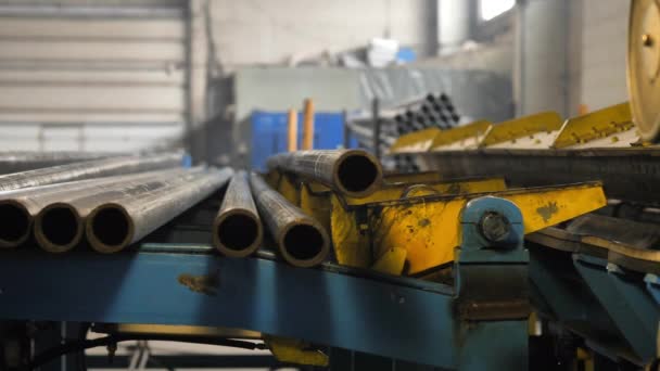 Buis rollende machine in de fabriek — Stockvideo