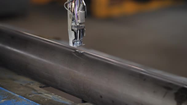 Machine engrave on metal pipe — Stock Video