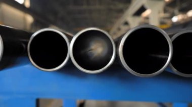 Yansımaları ve Güneş Fişekleri içinde Metal Borular Satırlar.