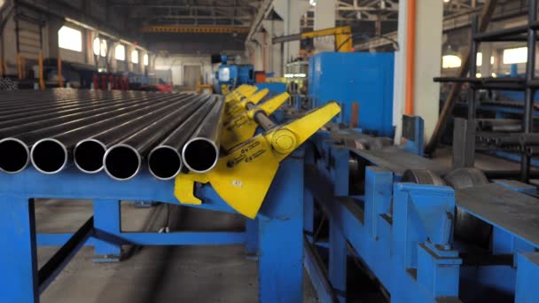 A máquina carrega um tubo de metal para a linha de produção . — Vídeo de Stock
