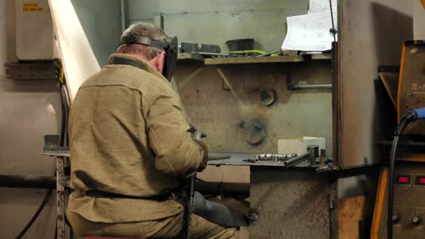 焊工在工厂里酿造零件 — 图库视频影像