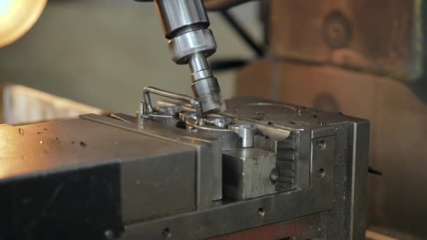 Fresado de taladro formas de una pieza de metal en una máquina CNC — Vídeos de Stock