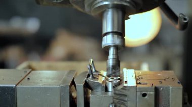 Cnc makine üzerinde metal bir parça dışarı şekiller freze matkap