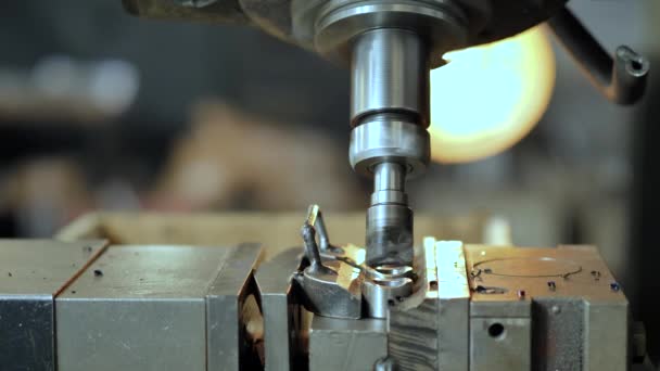 Wiertła, frezowanie kształtów z kawałka metalu na maszynie Cnc — Wideo stockowe