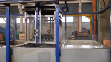 bir fabrikada metal parçaların ultrasonik temizlik