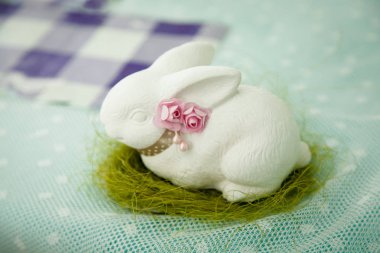 Dekorasyon için beyaz tavşan heykelleri