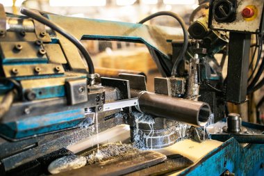 Ham kesme şerit testere makinesi metal çubuklar soğutucu akışkan ile. Testere malzeme çubuk kesme makinesi endüstriyel.