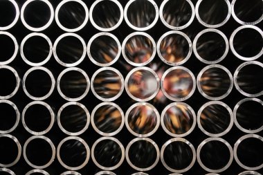 siyah ve beyaz olarak çelik borular