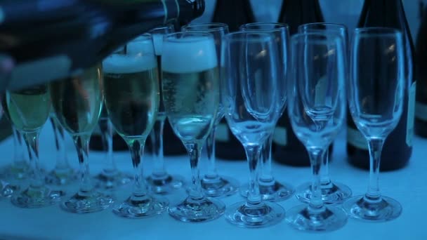 Een ober giet champagne in glazen op een Club feest. — Stockvideo