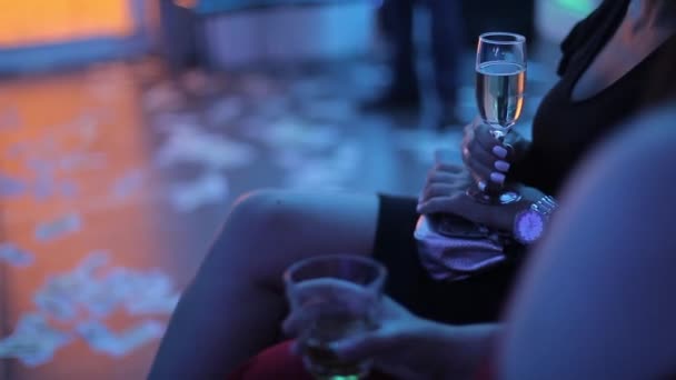 Chica con una copa de vino blanco en la mano en una fiesta — Vídeos de Stock