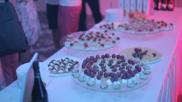 Buffet table of reception with burgers, cold snacks, meat and salads. Buffet table with snacks at a party — Stock Video